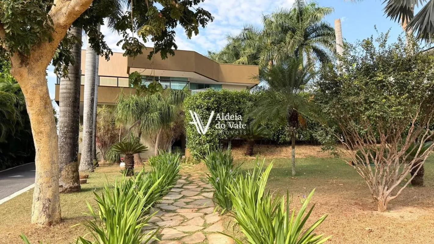 Uma casa cercada pelo verde, pelo lago e pela experiência de viver bem. Em uma d...