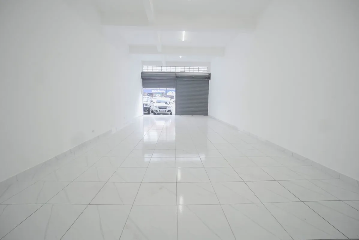 Excelente loja tÃ©rrea nascente com 70mÂ², muito bem localizada na Av. Assis Cha...