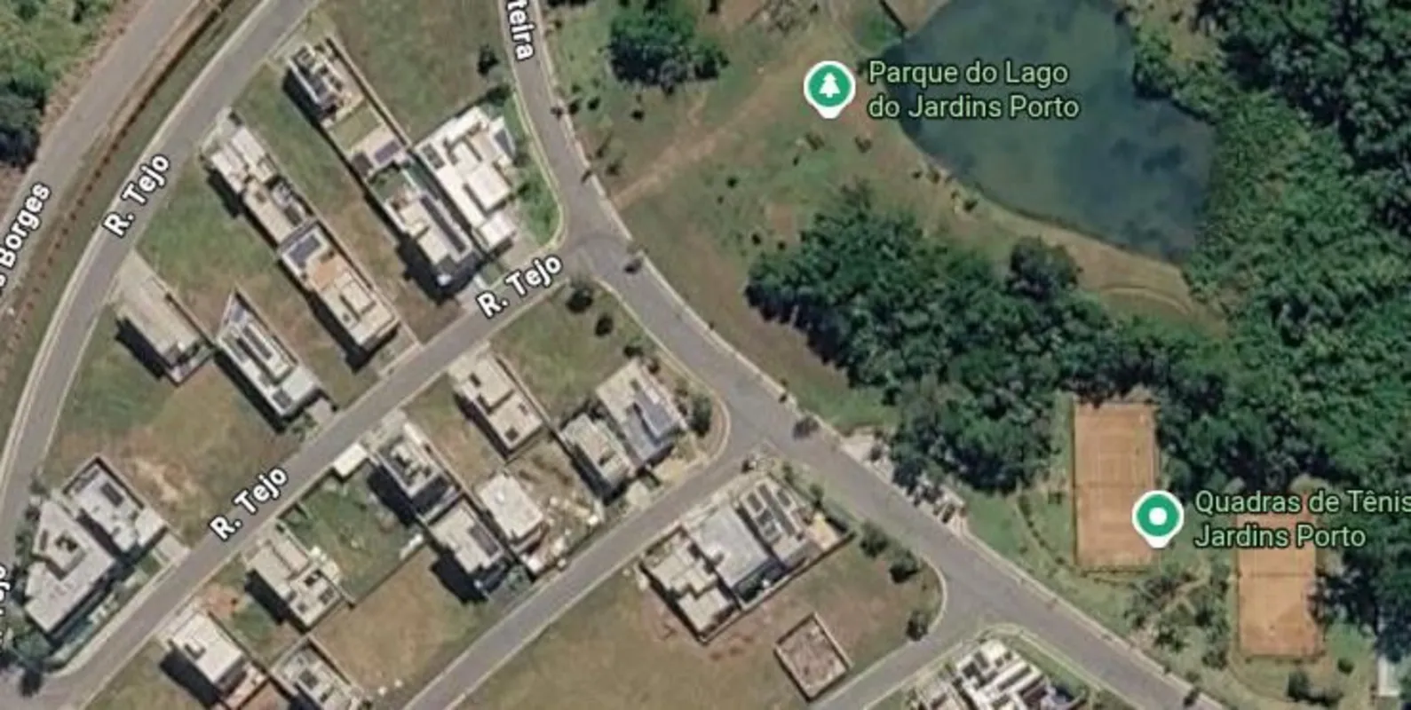 Lote de 500 m2 com pequena inclinação para o fundo muito próximo ao lago do cond...