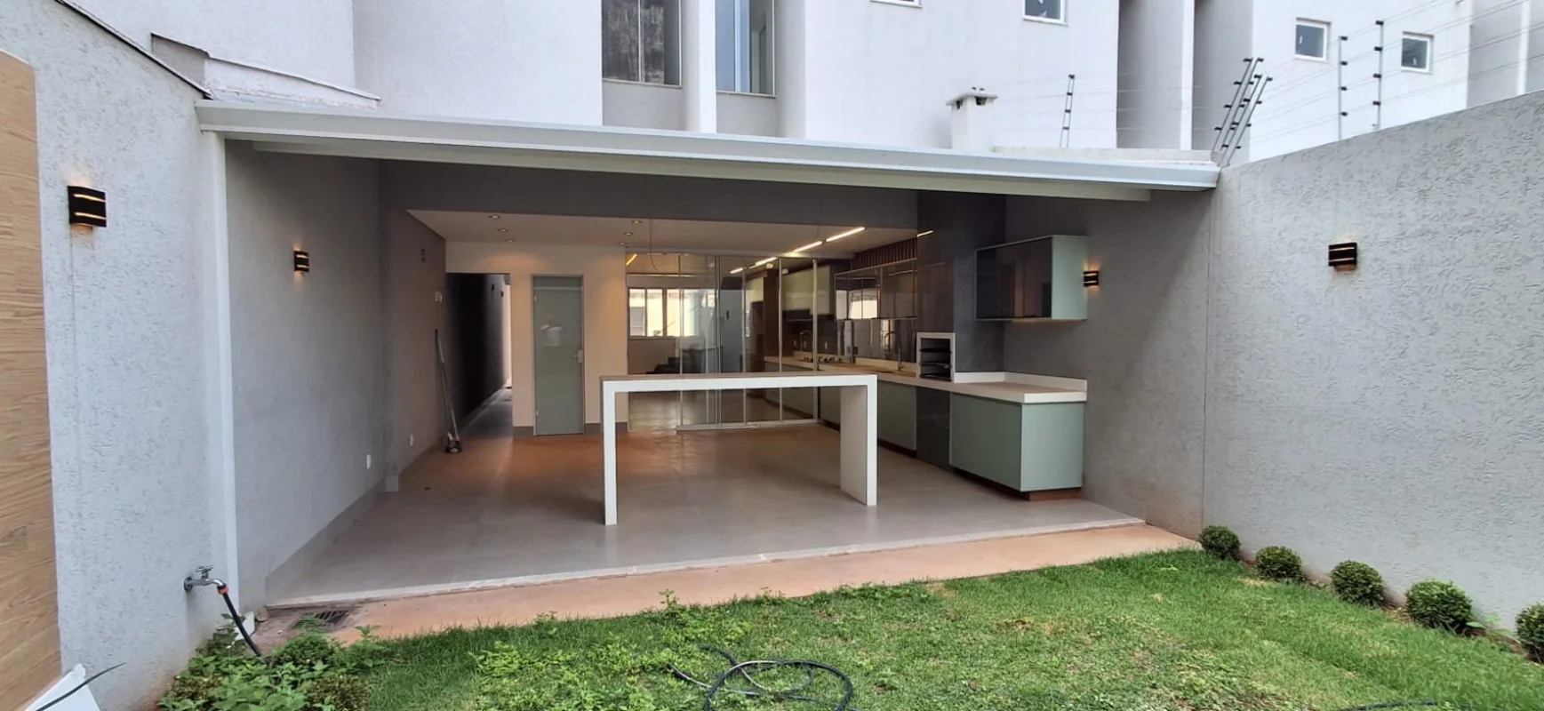 Descubra uma oportunidade única na Vila Lucy, em Goiânia. Este sobrado novo, com...