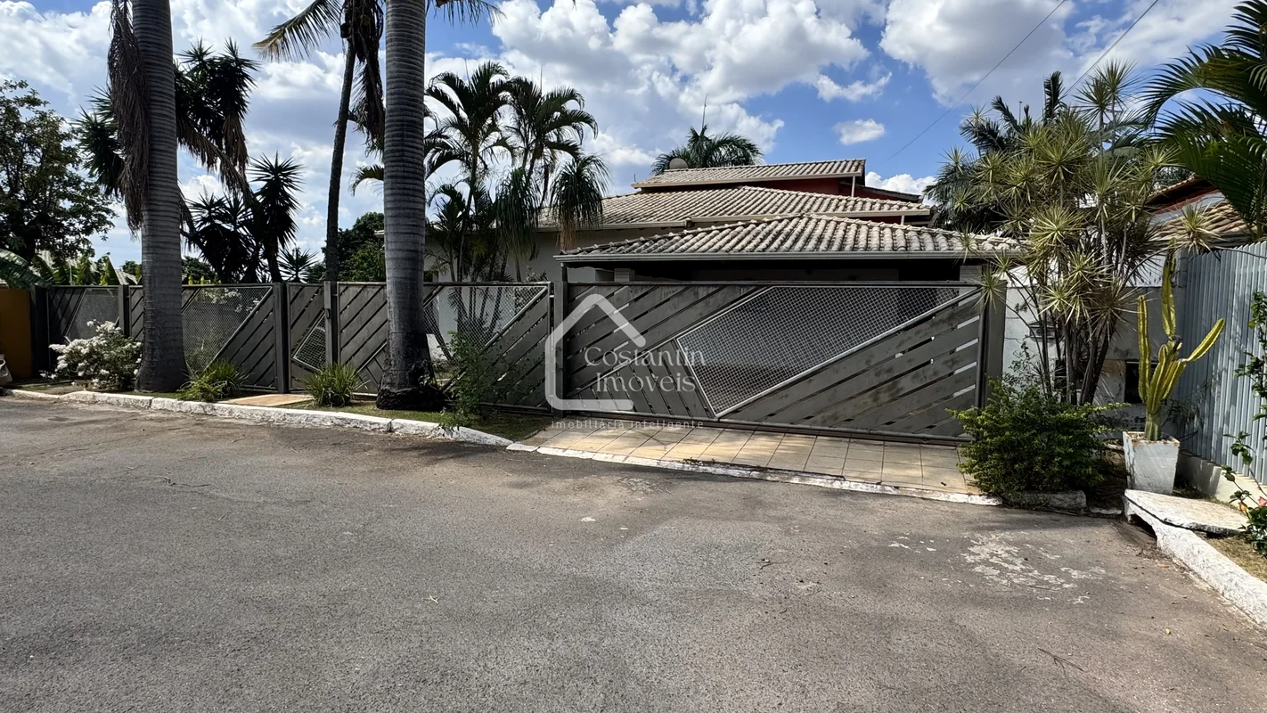 - CASA AMPLA E DIFERENCIADA EM CONDOMÍNIO FECHADO- SHA CONJUNTO 4 – ARNIQUEIRA• ...
