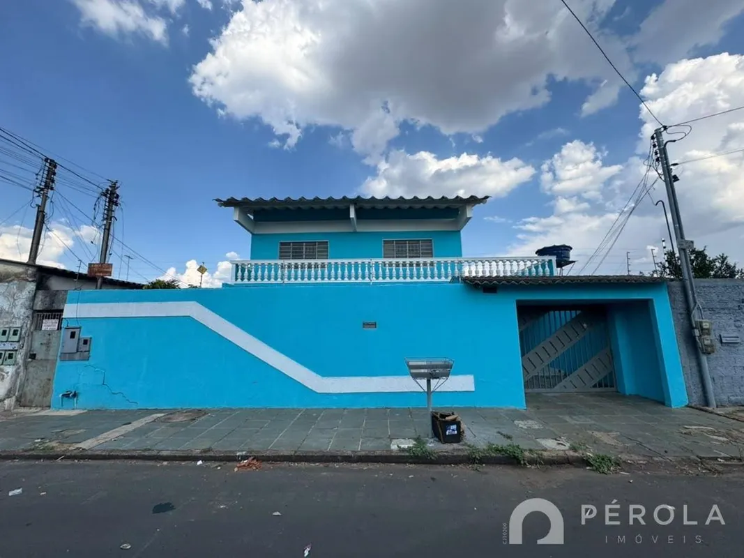 Sobrado residencial com três quartos sendo um suíte, banheiro social, sala de es...