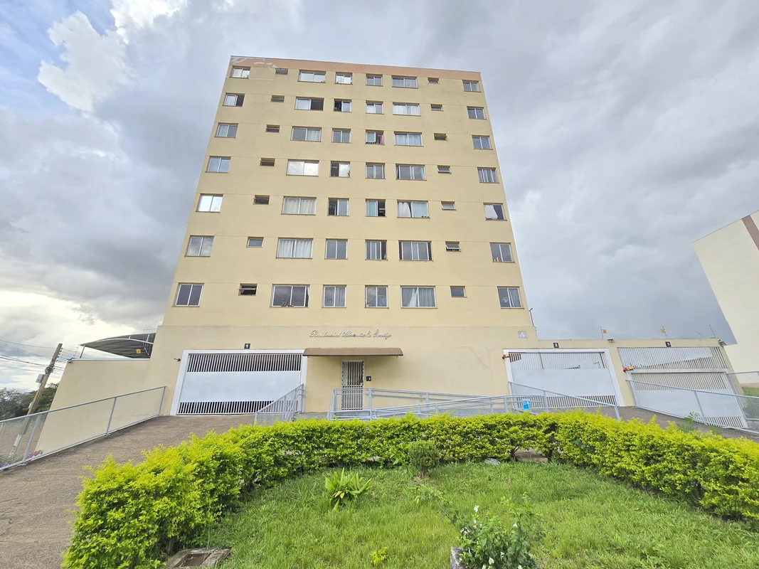 Apartamento 2 quartos no condomínio Abrantes e Gontijo na quadra 410 de Samambai...