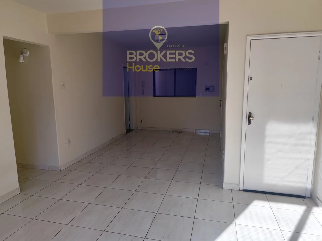 Apartamento no centro da cidade, com sala ampla, cozinha com armários, area de s...