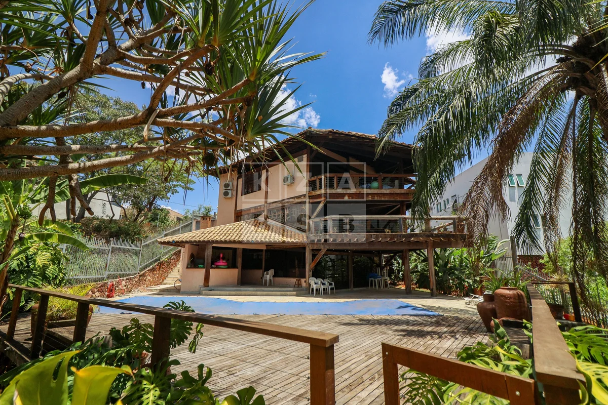 Casa de estilo colonial e rústico, distribuída em três andares, com muito charme...