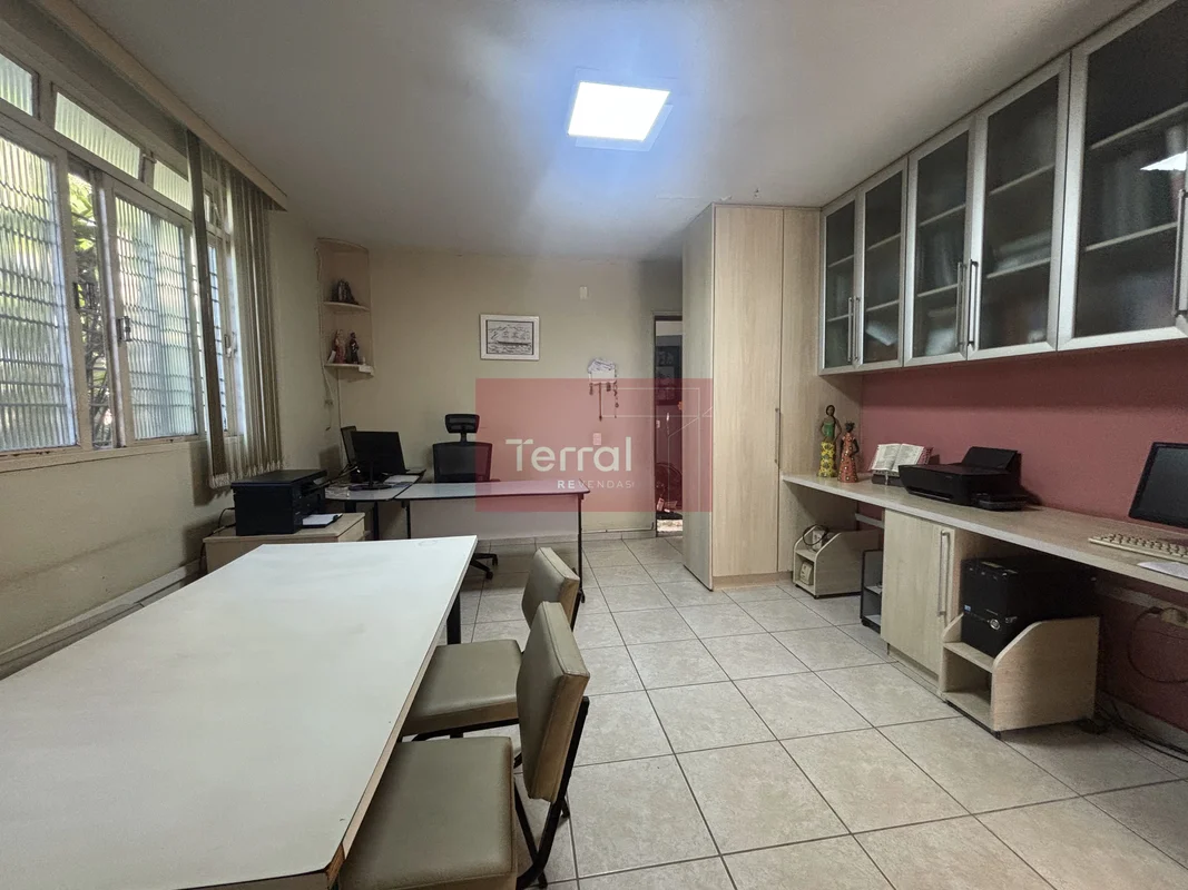Sobrado triplex, residencial e comercial no Setor Aeroporto. Área grande, garage...