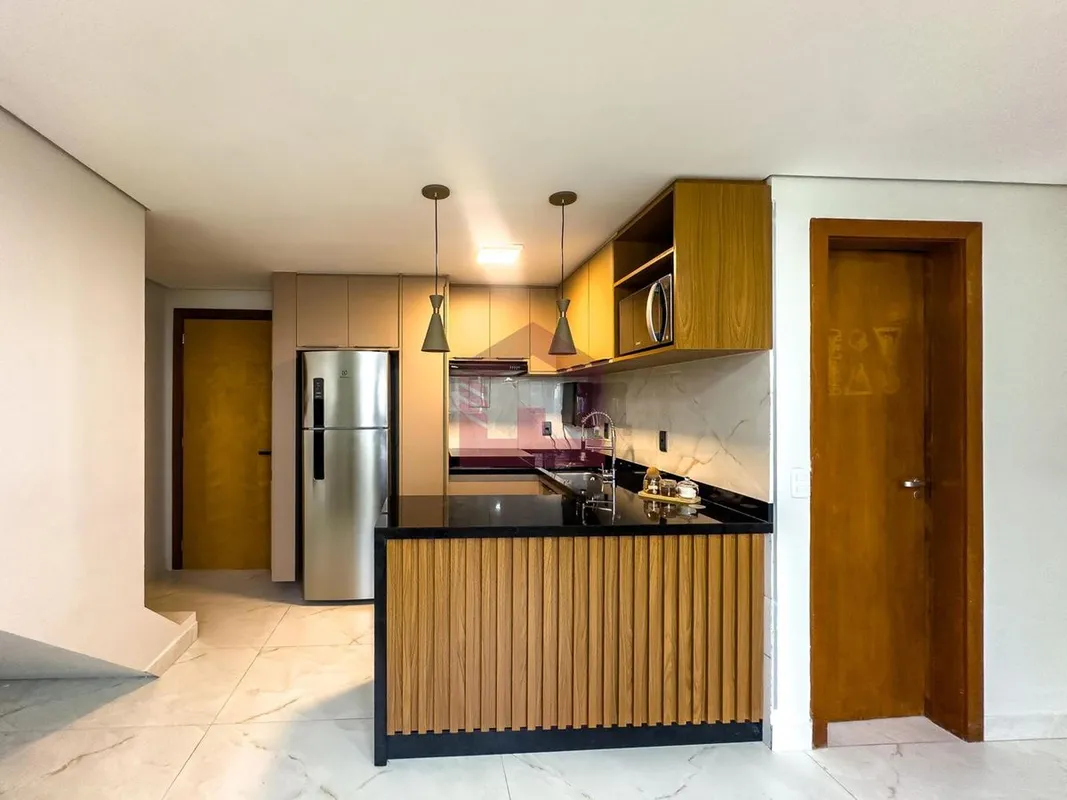 Fernandes & Coelho Imóveis apresenta excelente apartamento duplex no Residencial...