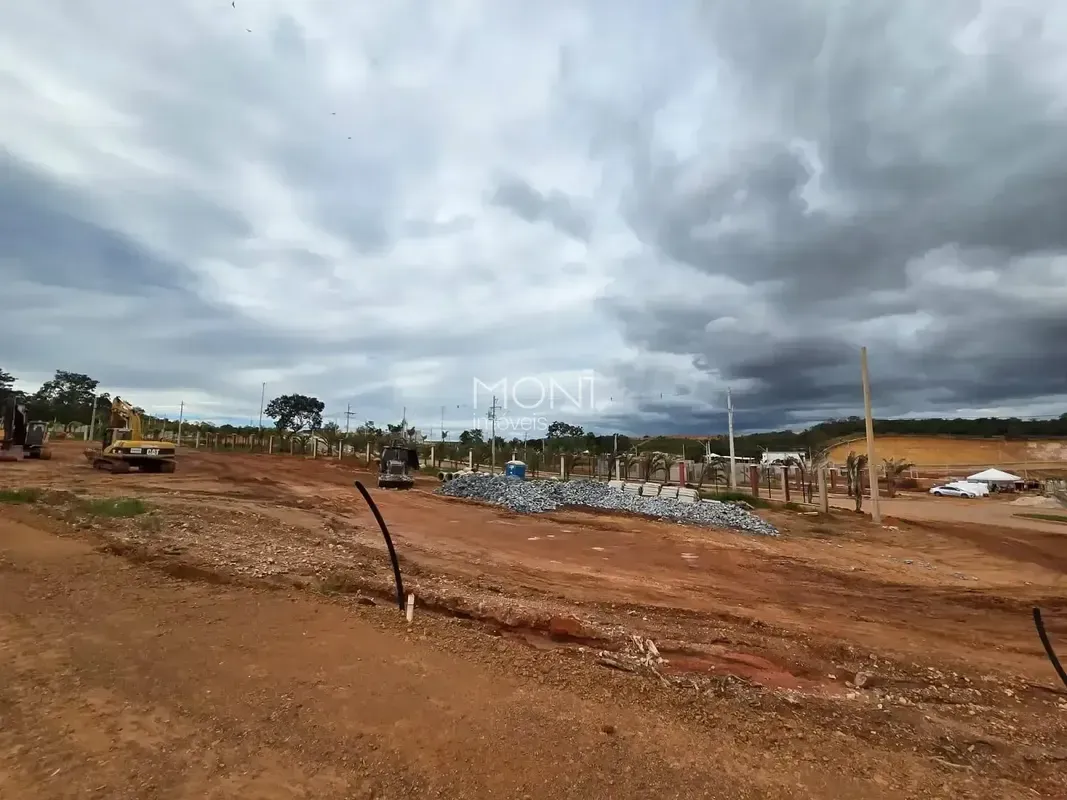 Oportunidade única para construir seu lar em um condomínio novo e moderno, que u...