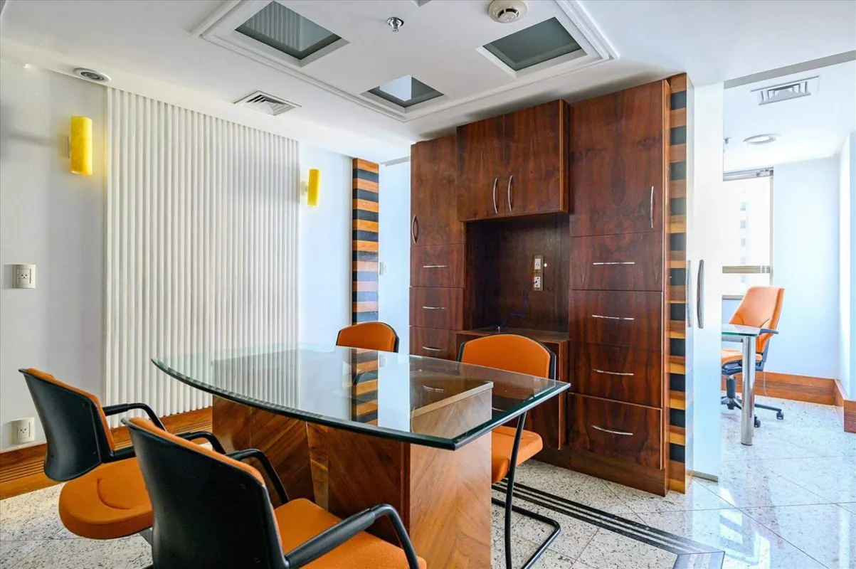 Excelente Sala comercial mobiliada com 32m² dividida em recepção, sala de reuniã...