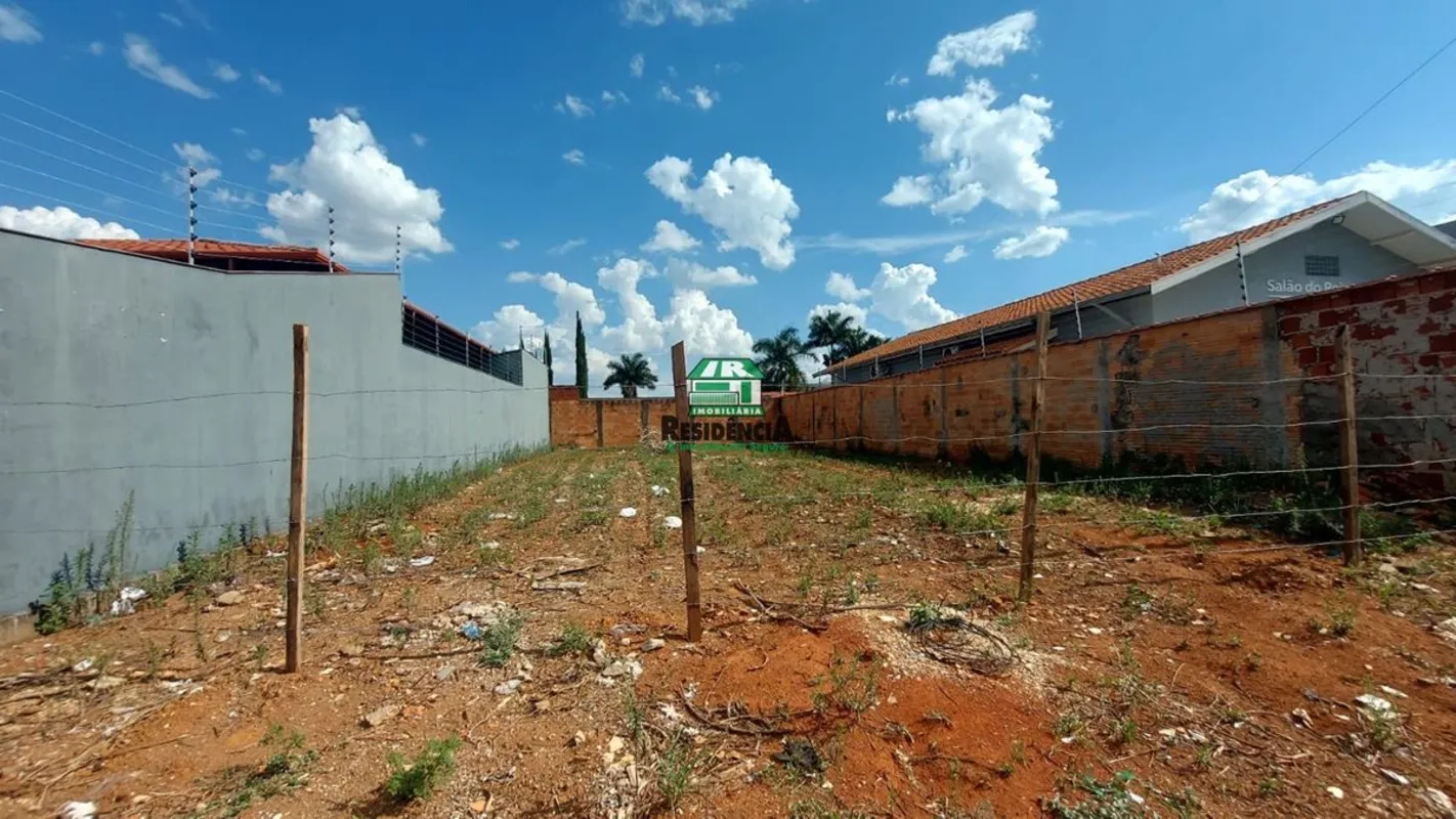 Excelente localização, em avenida de grande movimento, ao lado de uma igreja. 30...