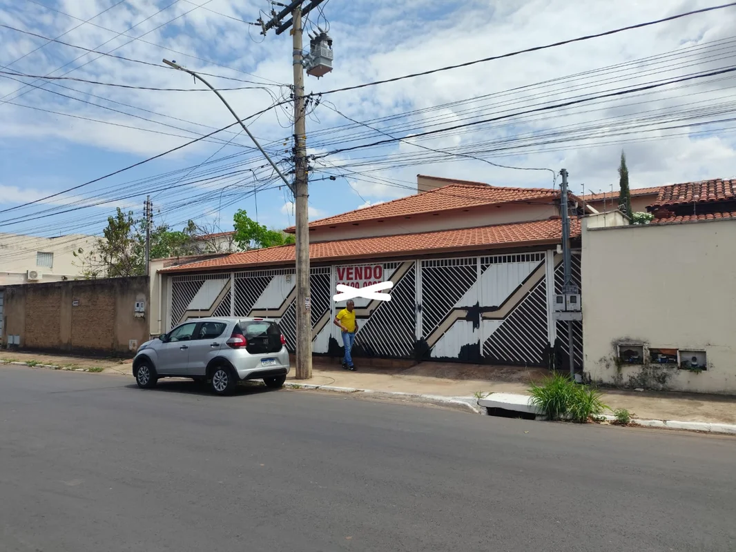 Dois imóveis no lote. Imóvel 1: Casa com 3 quartos sendo 1 suite, lavabo, banhei...