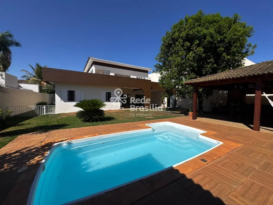 Casa ampla pra alugar, recém reformada, um belíssimo sobrado com quartos no térr...