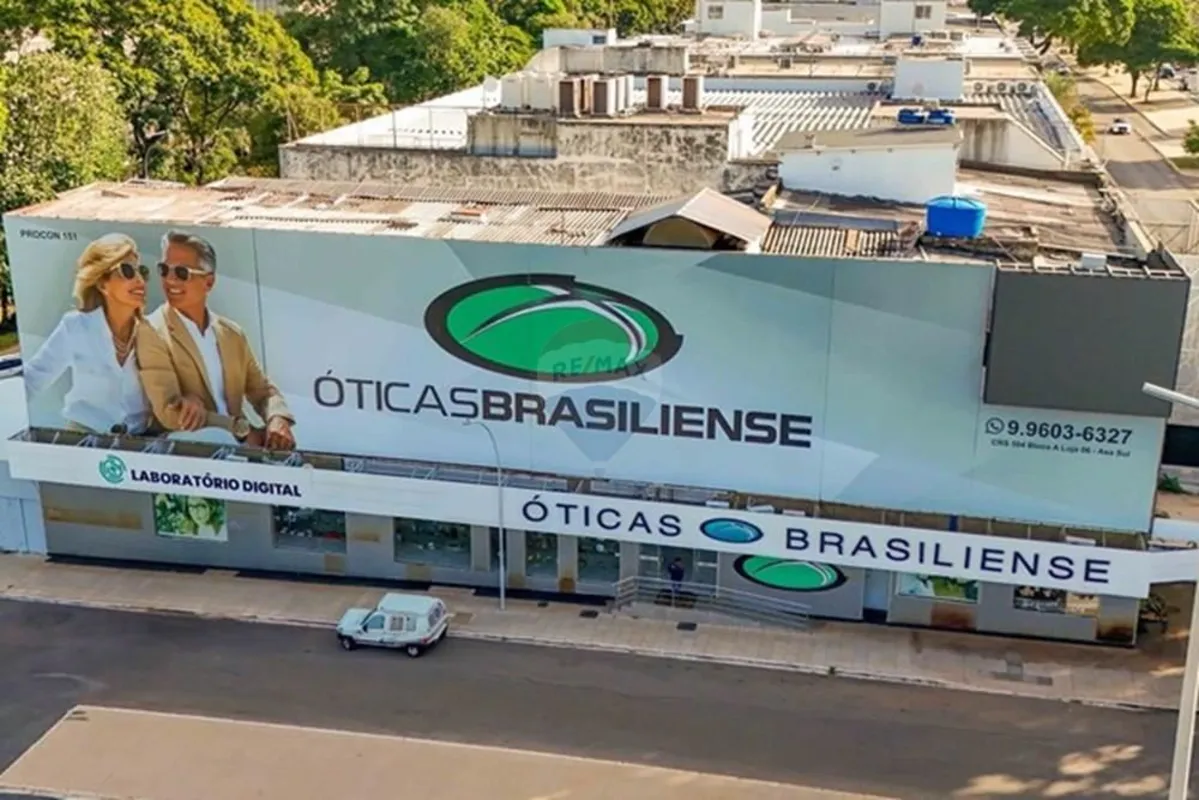 Prédio comercial de esquina, localizado na tradicional W3 Sul 504, com uma área ...