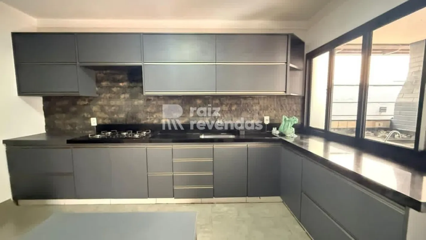 Sobrado à venda no Jardins Madri, em Goiânia, com 201,20 m² de área construída e...