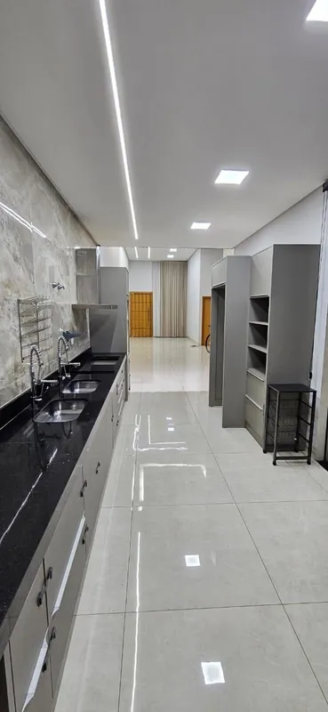 Casa pronta no Jardim Atlântico, em Goiânia, situada na Rua do Xaréu. Com ambien...