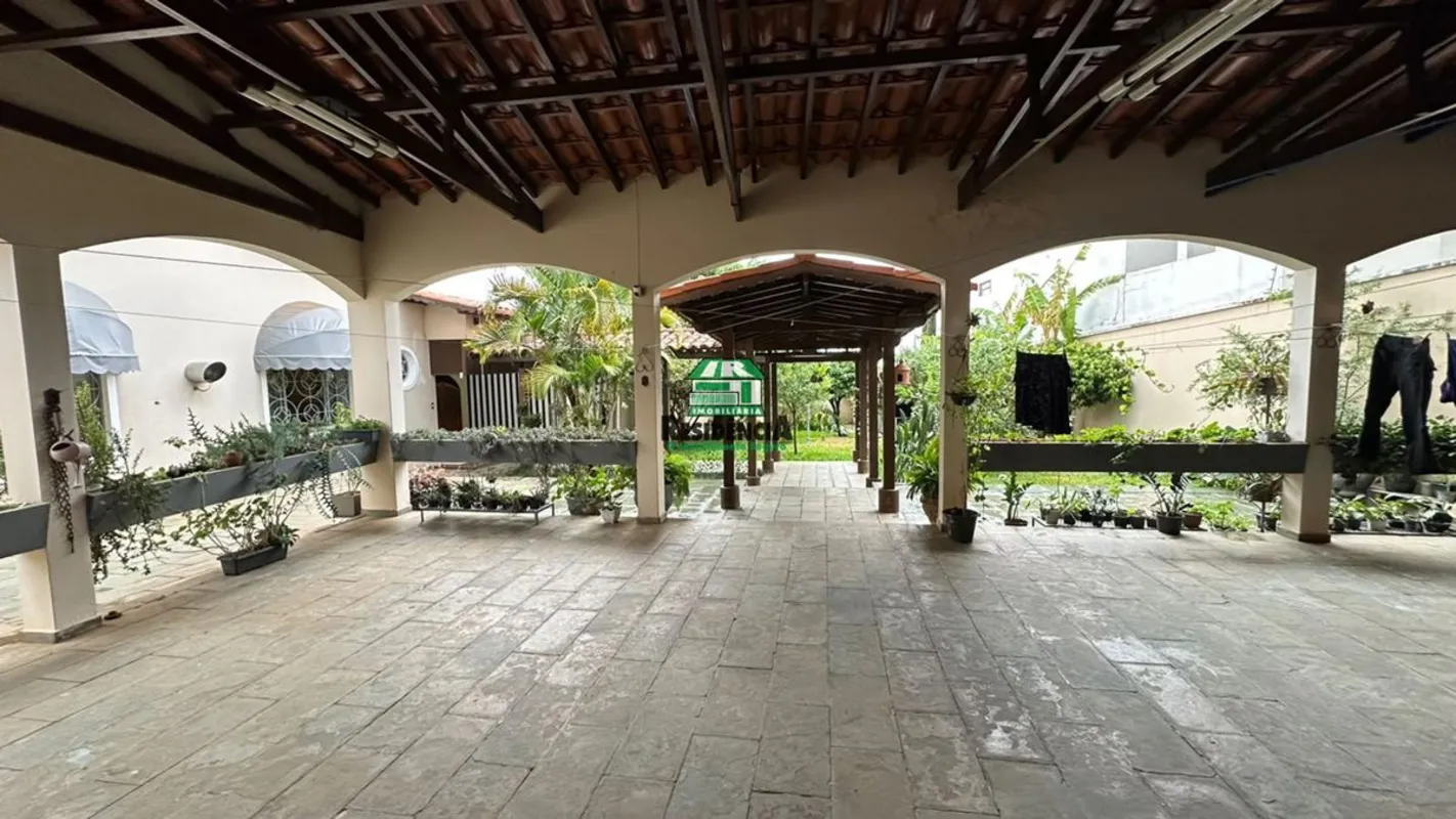 Sobrado de Luxo no Centro de Anápolis 600m² de Área Construída e Terreno de 1.20...