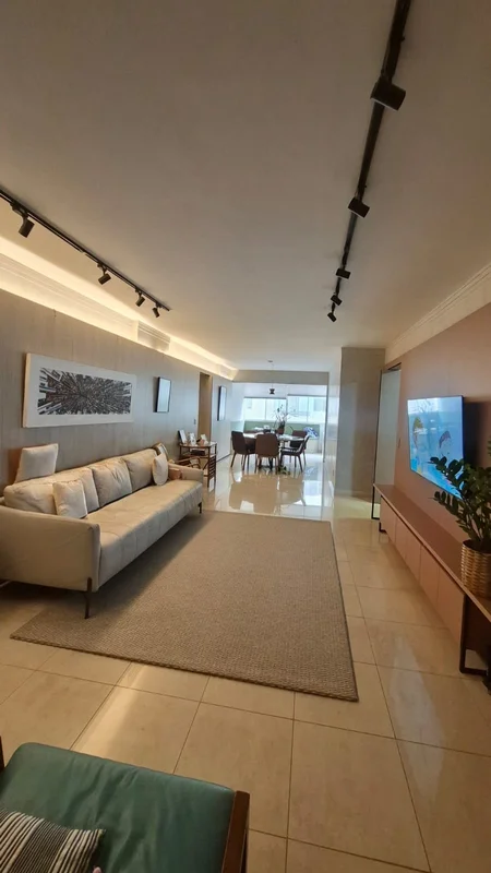 Encante-se com este apartamento reformado de 4 quartos, localizado na SQN 310, A...