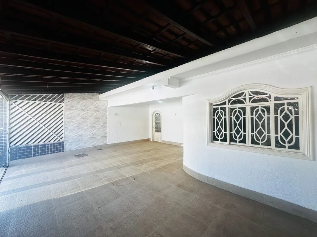 Excelente casa para você que busca localização, espaço e comodidade, sendo aprox...