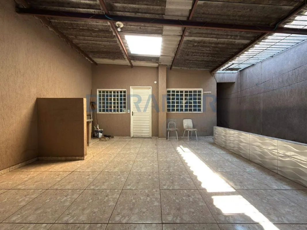 Excelente casa de 3 quartos, ampla, espaçosa e sozinha no lote, ideal para quem ...