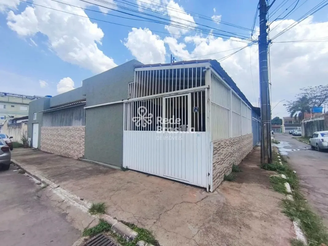 Casa à venda na QSF 06, Taguatinga | Esquina, 4 quartos e 4 vagasSe você busca u...