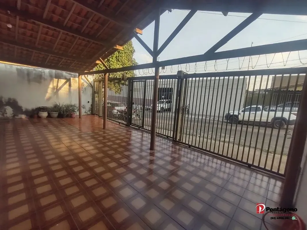 Casa ampla com 3 quartos + 2 barracões nos fundos,Perfeita para quem busca espaç...