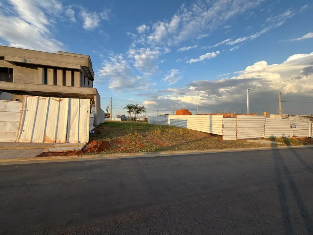 Lote de 211,20 m², Jardins Versalhes.Parte plana do Condomínio 5 min do centro d...