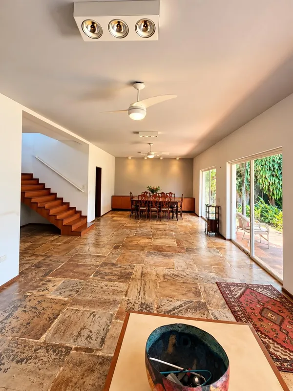 Excelente casa residencial na Rua 102-A, Setor Sul, com amplo terreno de 540 m² ...