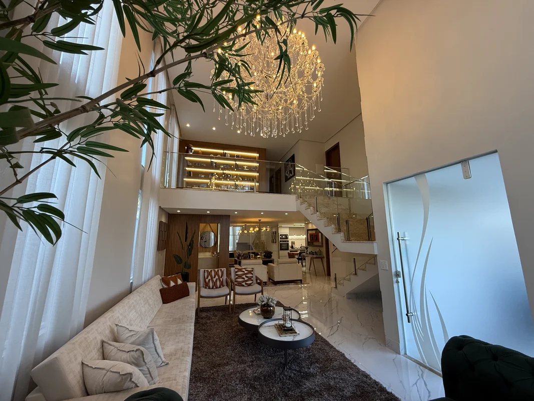 Descubra uma residência extraordinária no Residencial Granville, localizado na R...
