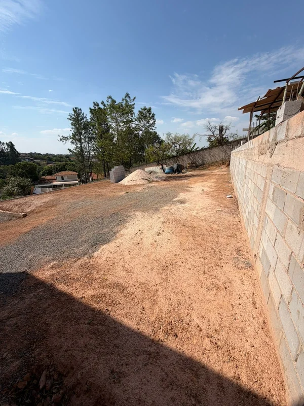 VENDO LOTE ARNIQUEIRAS ADE EXCELENTE RUA COM ÓTIMAS CASAS E CONDOMÍNIO POR PERTO...