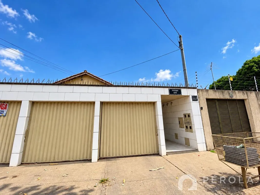 Casa geminada com dois quartos, sala ampla, banheiro social, cozinha americana e...