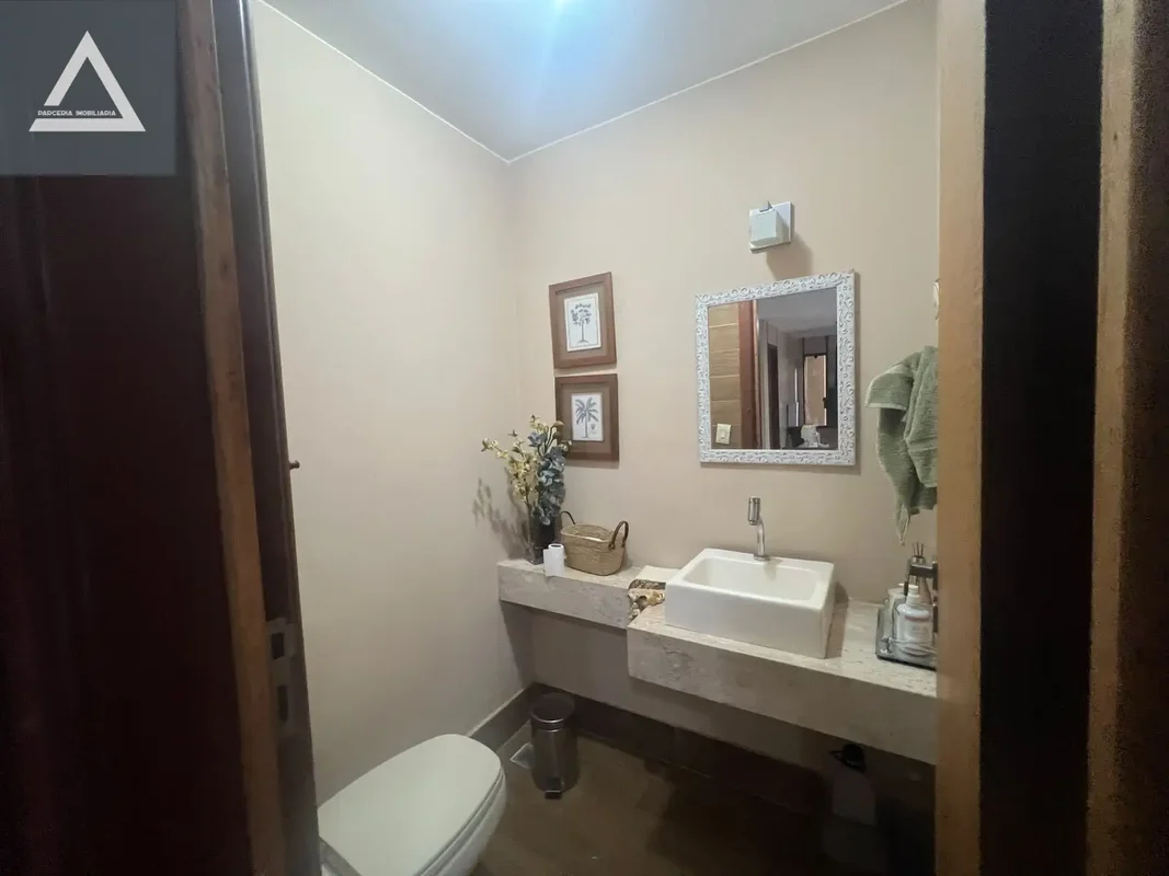  Quadra 26, SETOR LESTE, GAMA/DF. Este sobrado de 275 m² oferece conforto, espaç...