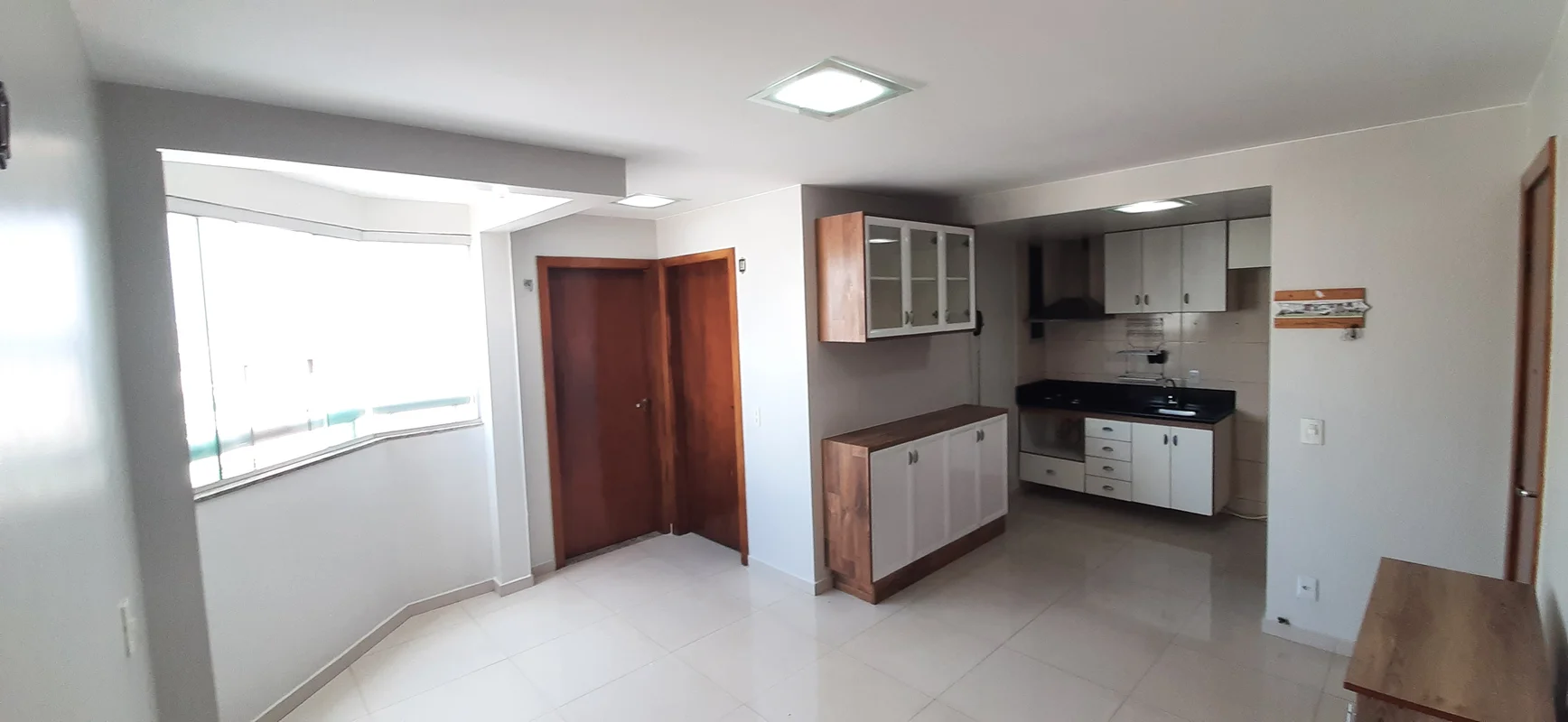 Apartamento padrão com 02 quartos, sendo 01 suíte, sala conjugada com cozinha e ...