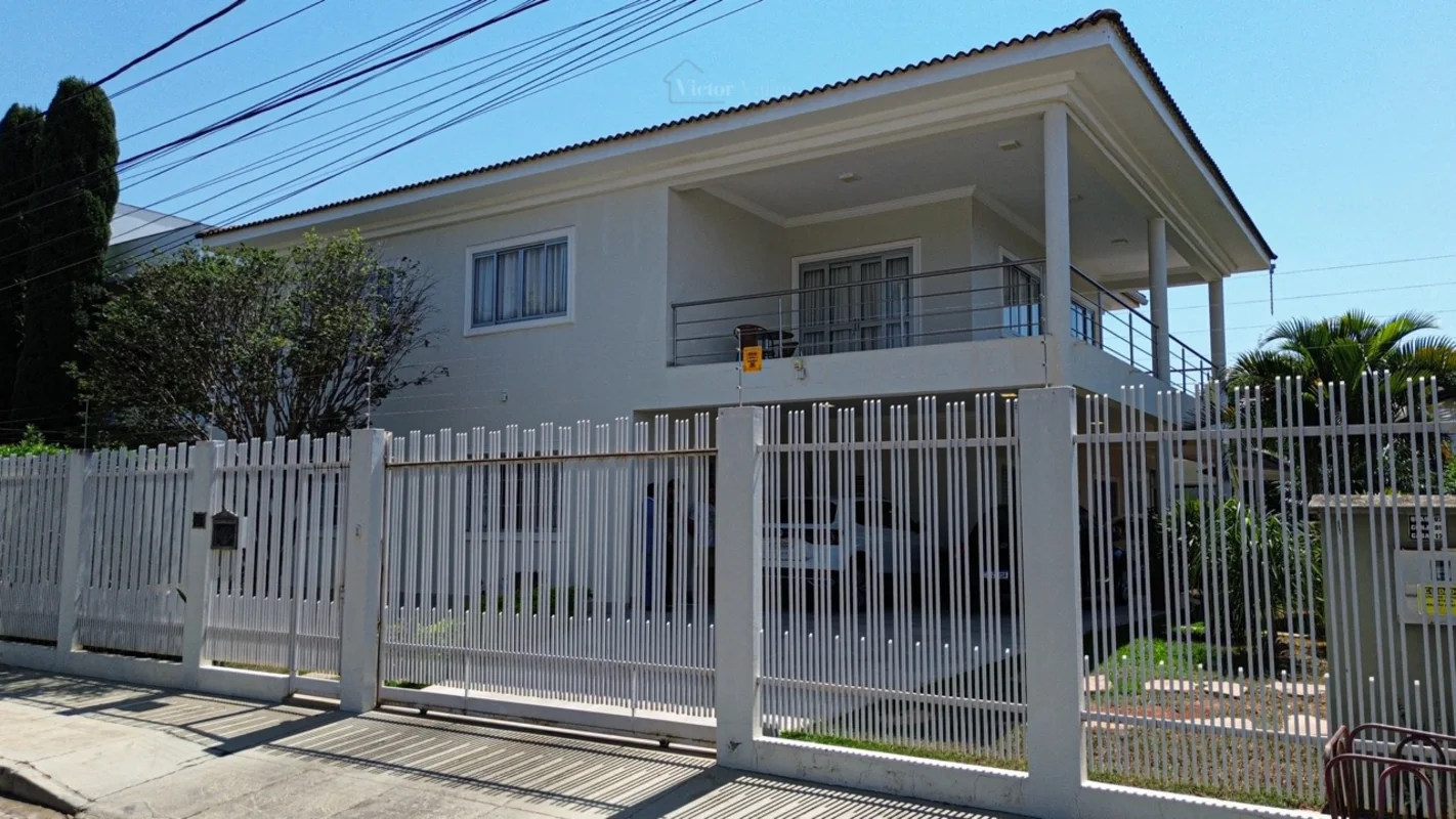 Casa de arquitetura neocolonial, com construção sólida, ambientes amplos e vista...