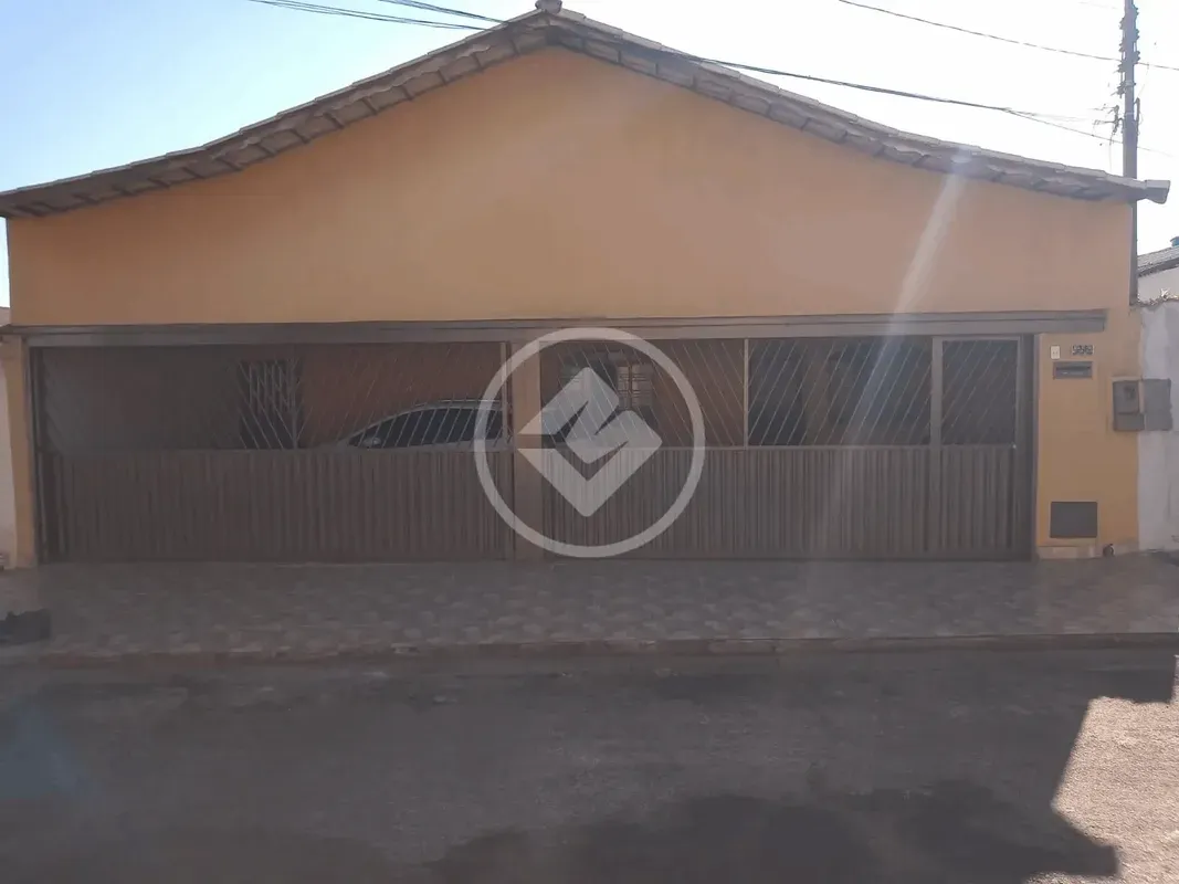 CASA SETOR CONJUNTO VERA CRUZ 1 GOIÃ?NIA4 QUARTOS SENDO 2 SUÃTESÃREA DO TERREN...