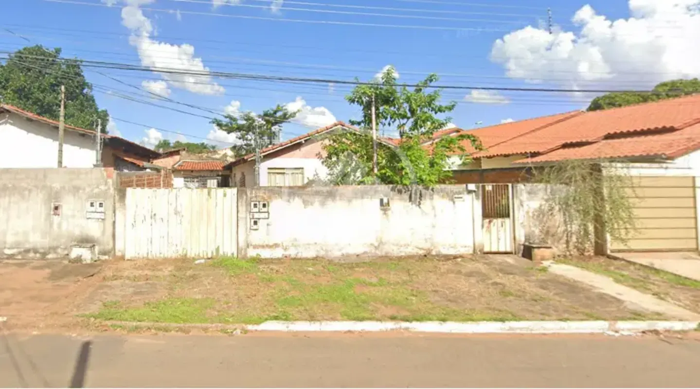 ÁREA GRANDE COM EXCELENTE LOCALIZAÇÃODESCRIÇÃO: LOTE CONTRA-ESQUINA COM 469 m² D...
