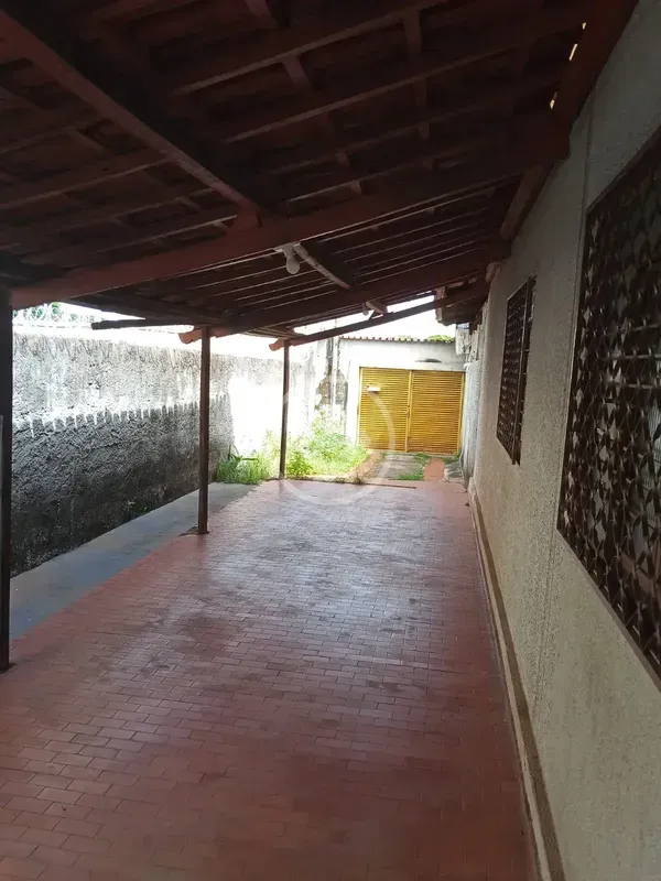 Terreno com 360m2- contÃ©m distribuidora de bebidas, casa de 3 quartos e mais um...