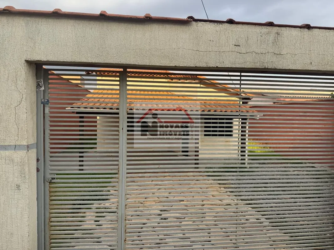 Casa sozinha no lote na RUA 11-C, CHÁC. 320/1, composta de :03 QUARTOS (SENDO 01...