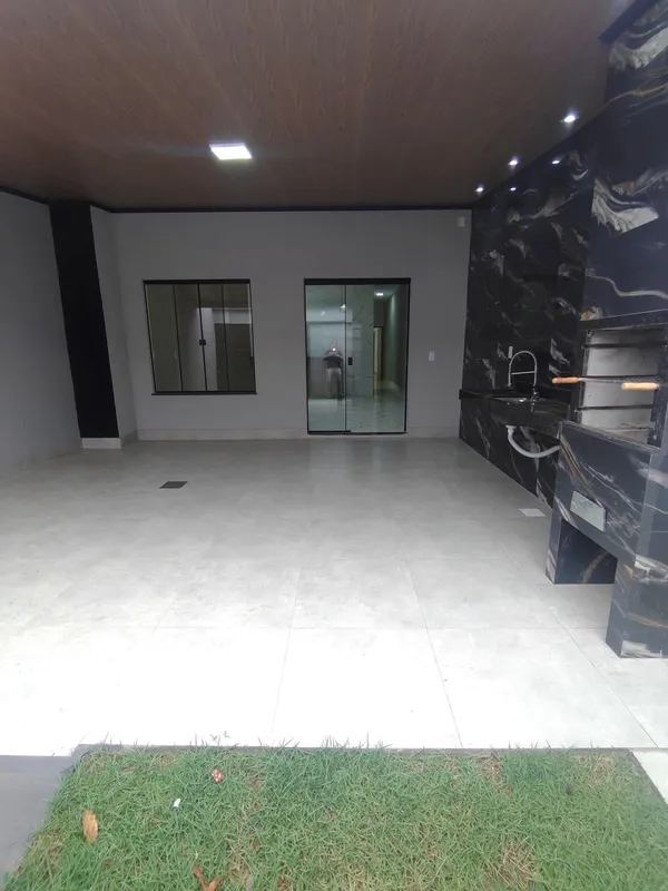 Casa com 3 quartos, sendo 1 suíte, sala contendo pé-direito alto, cozinha americ...