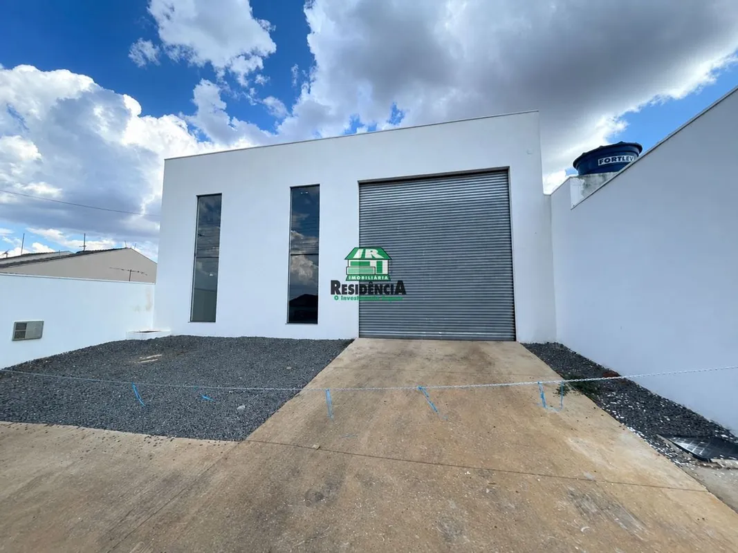 Galpão com Ótima LocalizaçãoTerreno com 360 m² (12 x 30 m), contendo com aproxim...