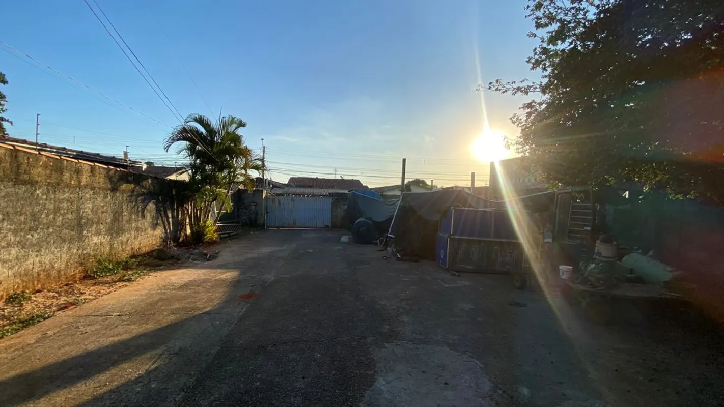 Lote com 520 m²;Casa com 3 quartos, sendo 1 suíte;Banheiro social;3 salas amplas...