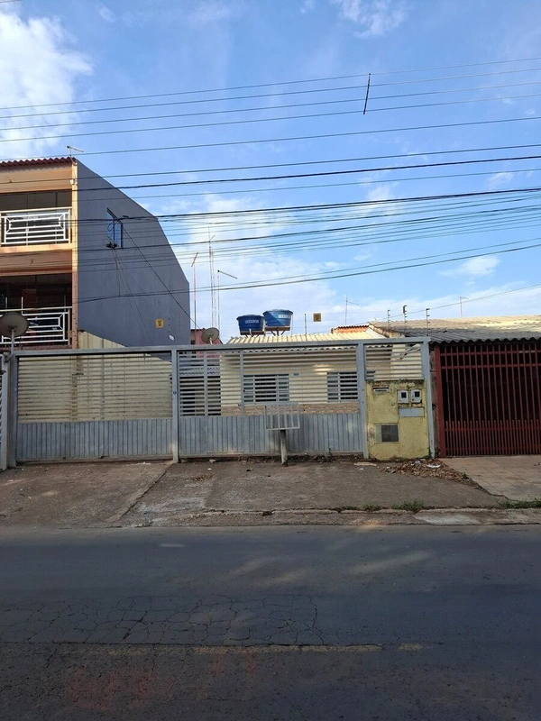 Lote com casa 2 qtos forrada piso na cerâmica + casa de fundos e muito espaço no...