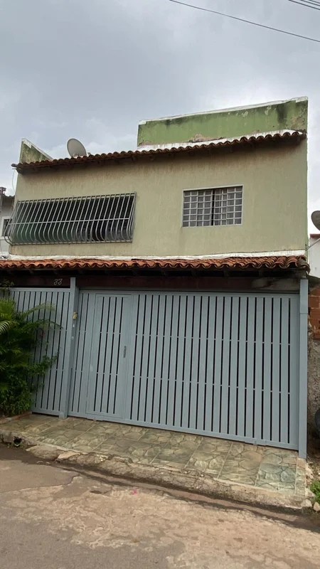 Descubra uma confortável casa de esquina, perfeita para duas famílias, na QS 8 C...