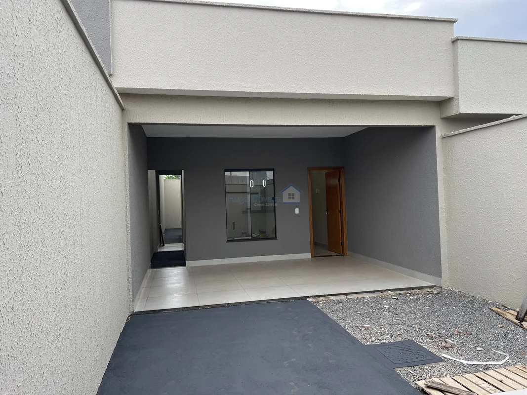 Conheça esta charmosa casa à venda no bairro Jardim Scala, em Trindade-GO. Com 2...