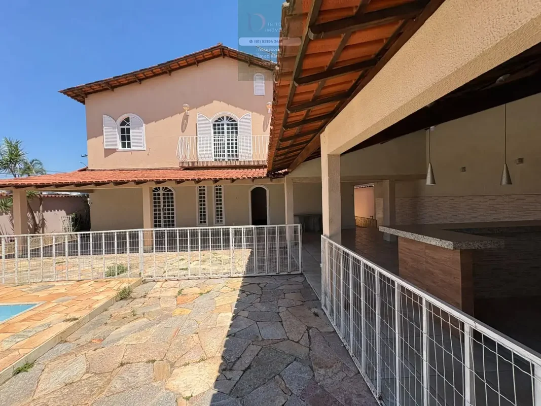 Aluguel de Casa no Jardim Botânico: Sobrado com 4 Suítes, Lazer, piscina no Cond...
