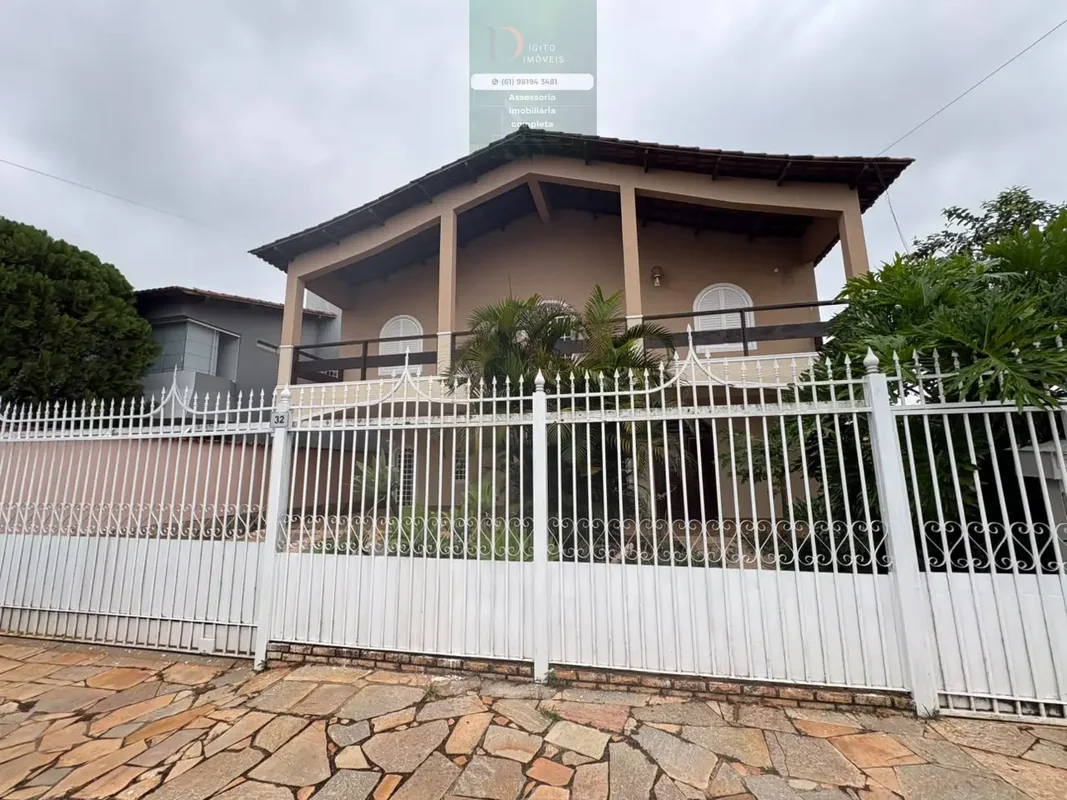 Aluguel de Casa no Jardim Botânico: Sobrado com 4 Suítes, Lazer, piscina no Cond...