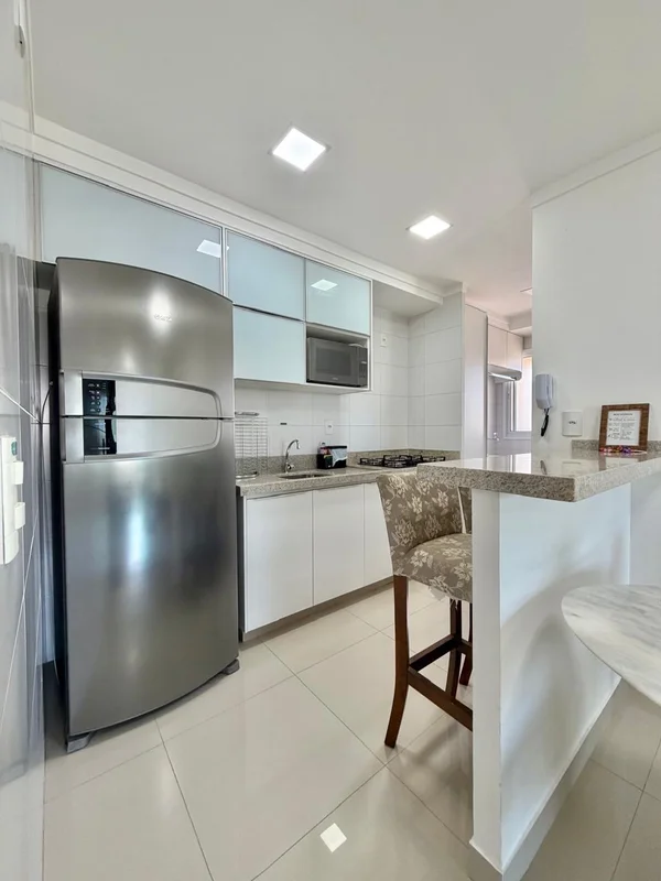 Apartamento em condomínio estruturado para locação via Airbnb, com a conta do ap...