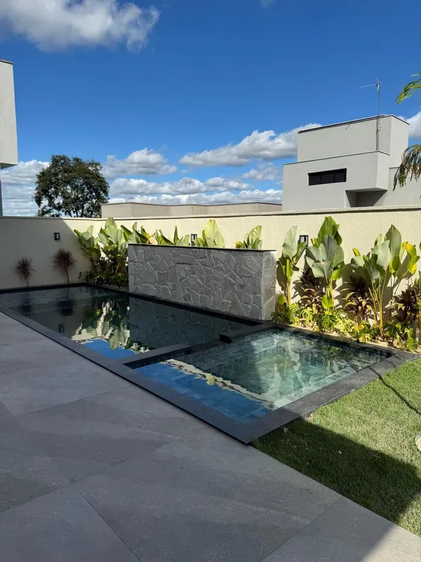 299,95 m² de construção, 441 m² de terreno, 4 suítes, piscina completa, elevador...