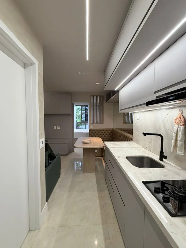 LENIÉR CURADORIA IMOBILIÁRIA ALUGA DESLUMBRANTE APTO NO ED. AMAZE STUDIOS | NORO...