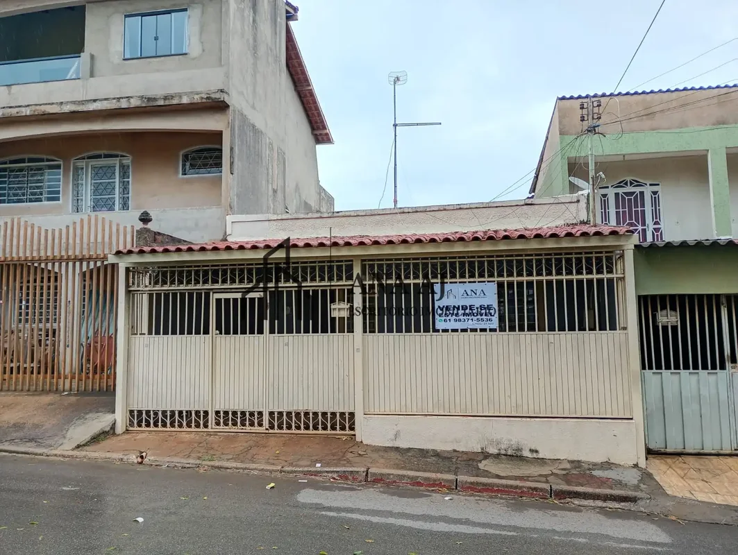 ANA IMÓVEIS ANUNCIA:EXCELENTE CASA NA QR 404- SAMAMBAIA NORTE. BEM DIVIDIDA , IL...