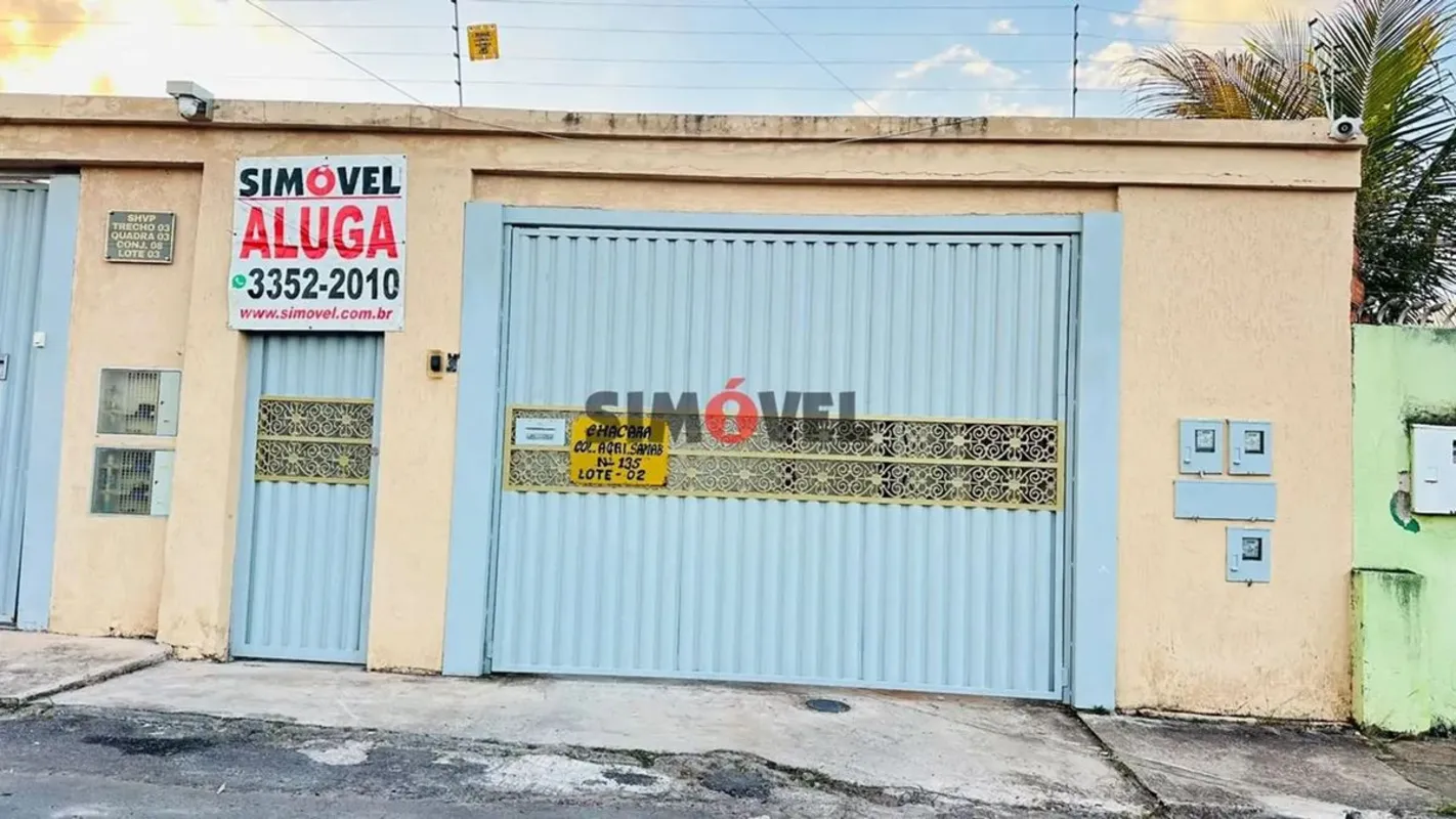 Sala com espelhos. 3 quartos. Com armários. Um suíte com box, armário e espelho....
